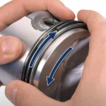 Montaż pierścieni tłokowych podczas remontu silnika Perkins