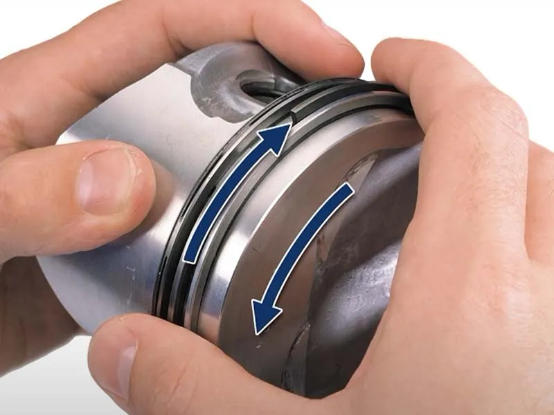 Montaż pierścieni tłokowych podczas remontu silnika Perkins